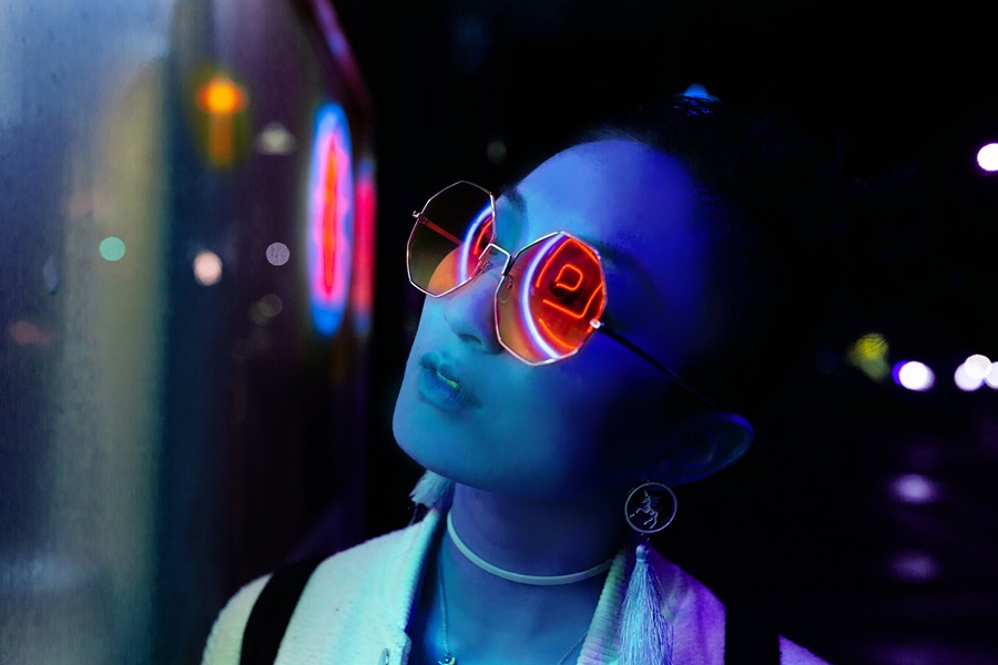 Woman with sunglasses and reflected light