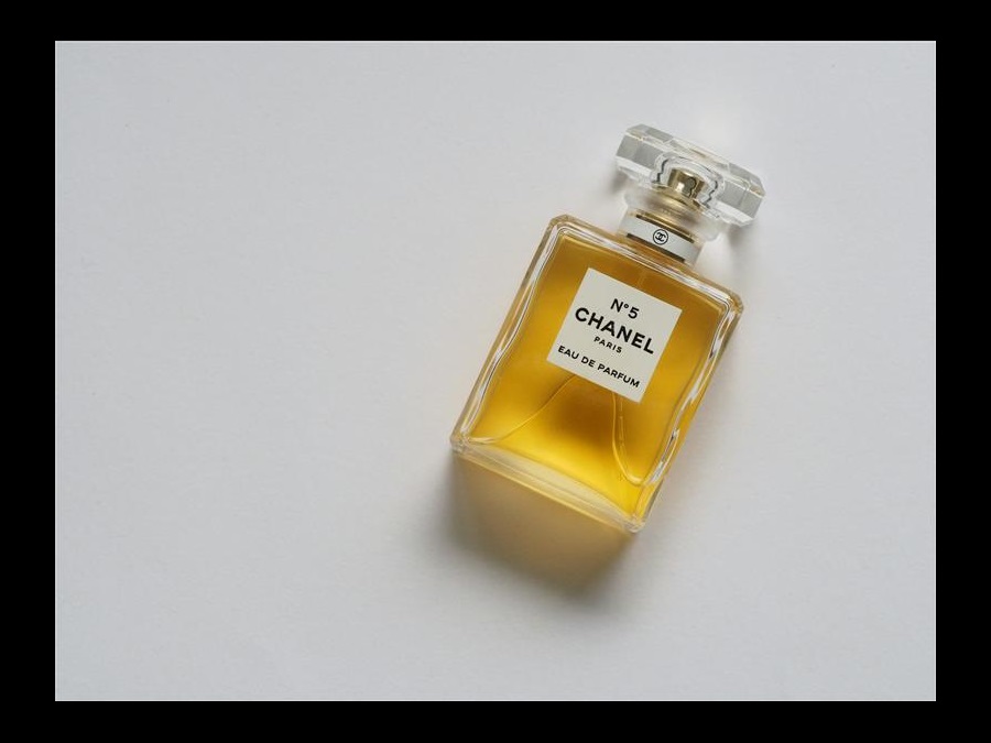 Image of a Chanel N°5 perfume bottle