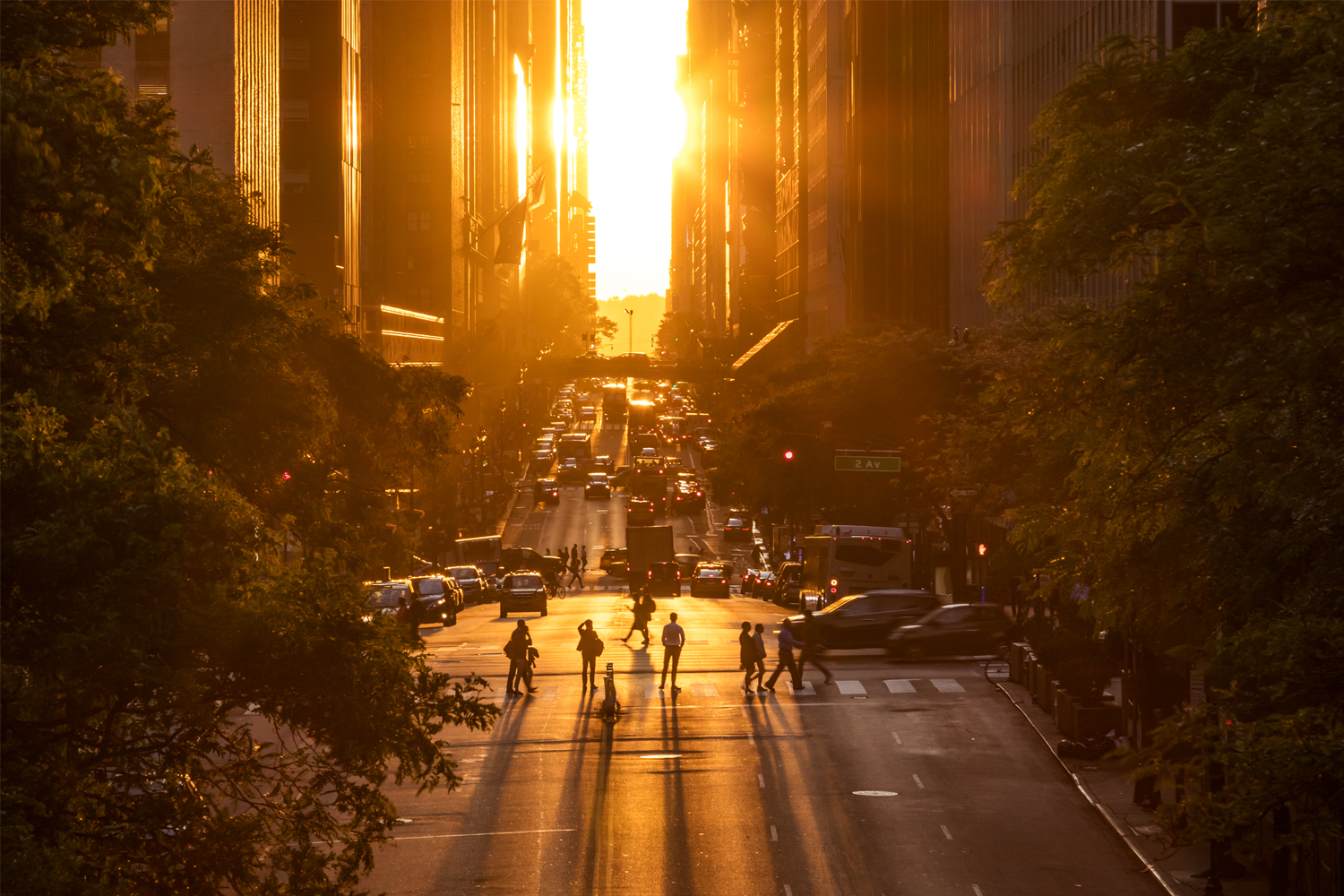 por do sol no meio dos predios