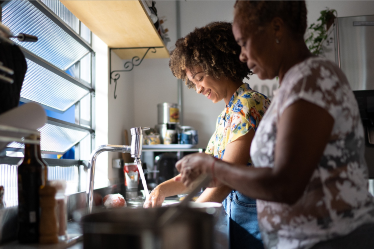 mae e filha fazendo comida