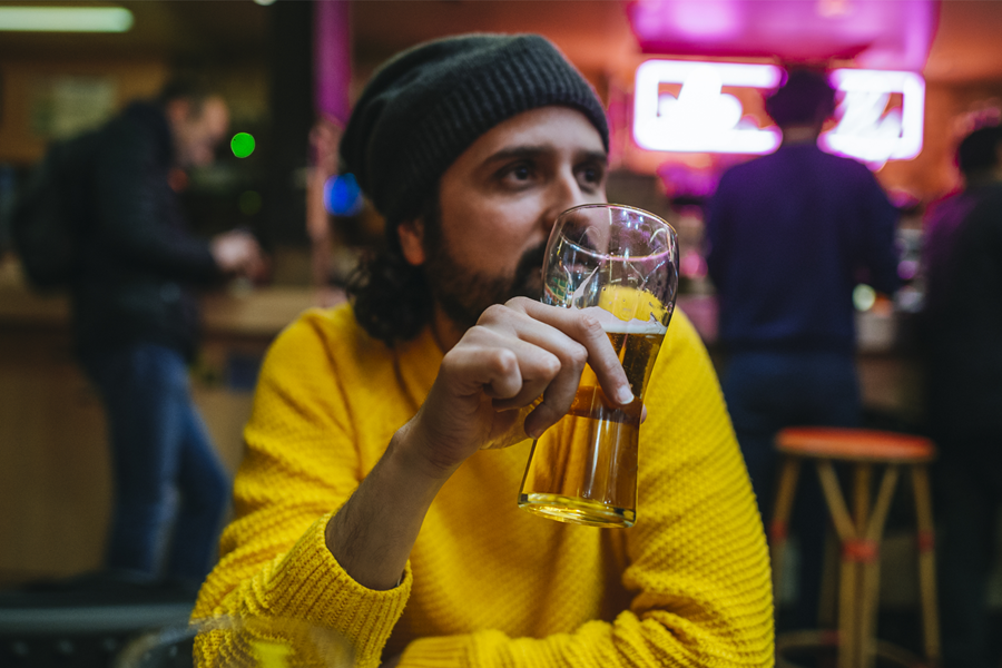 homem bebendo cerveja