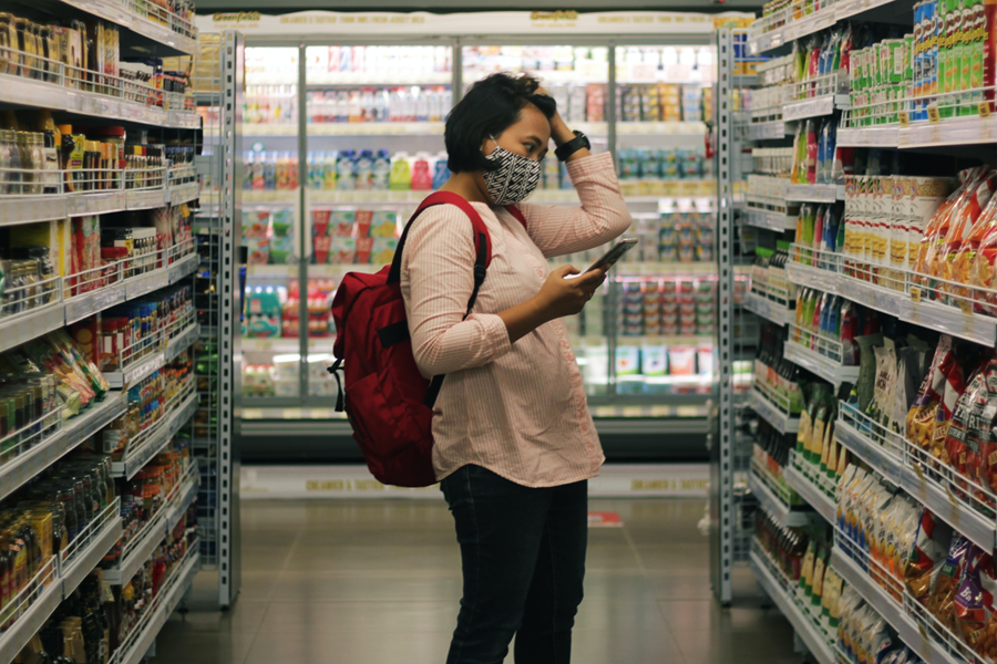 mulher em duvida produtos