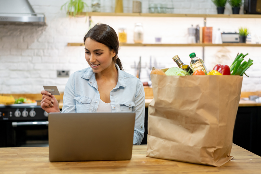 mulher fazendo compras com cartão de crédito