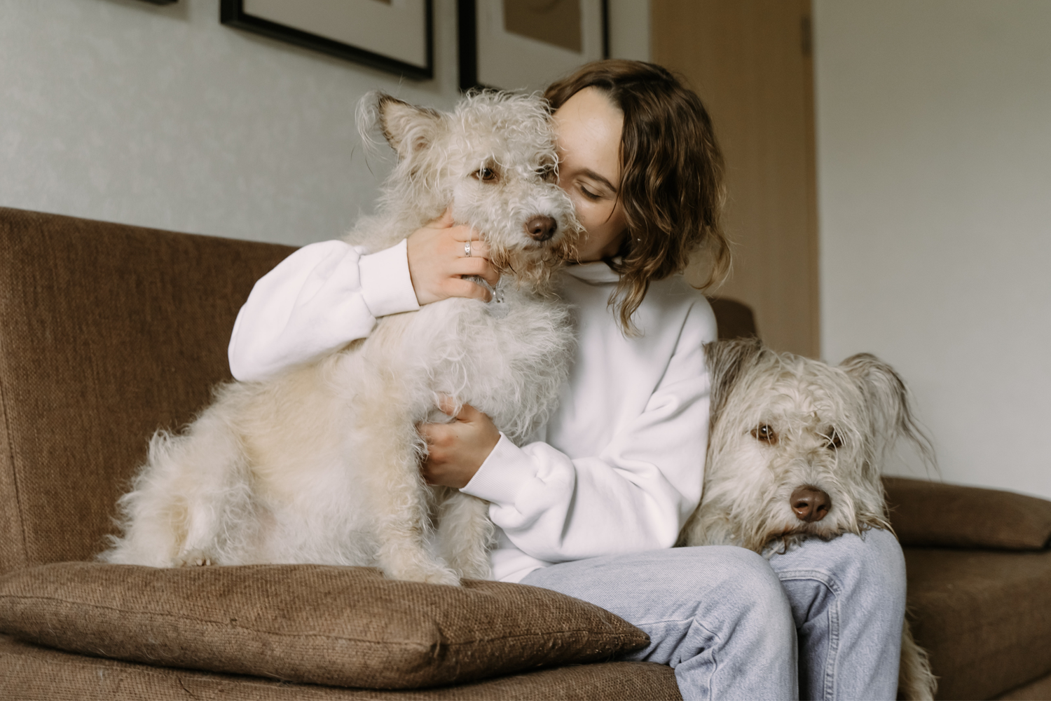 mulher com dois cachorros