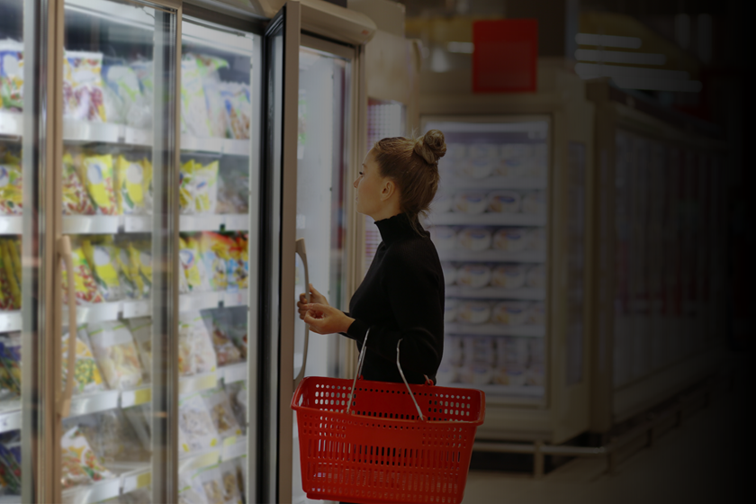 mulher supermercado geladeira cesta escolhas