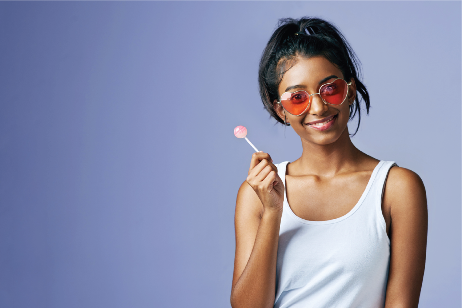 mulher segirando pirulito industria de balas