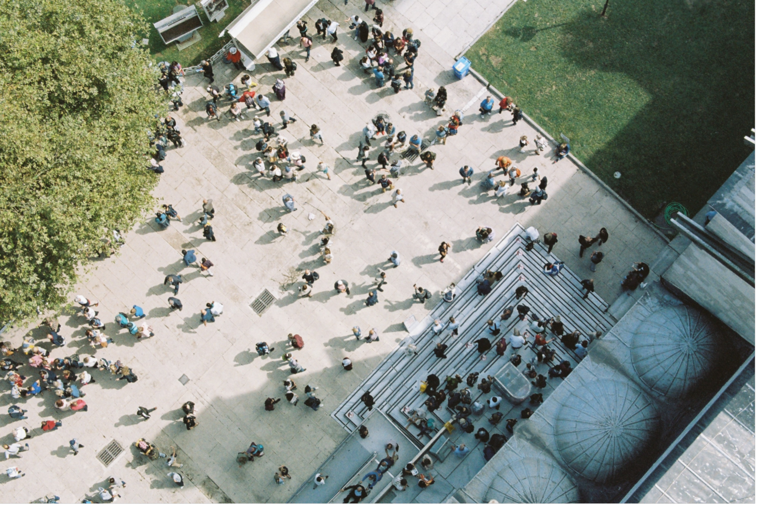pessoas andando praça