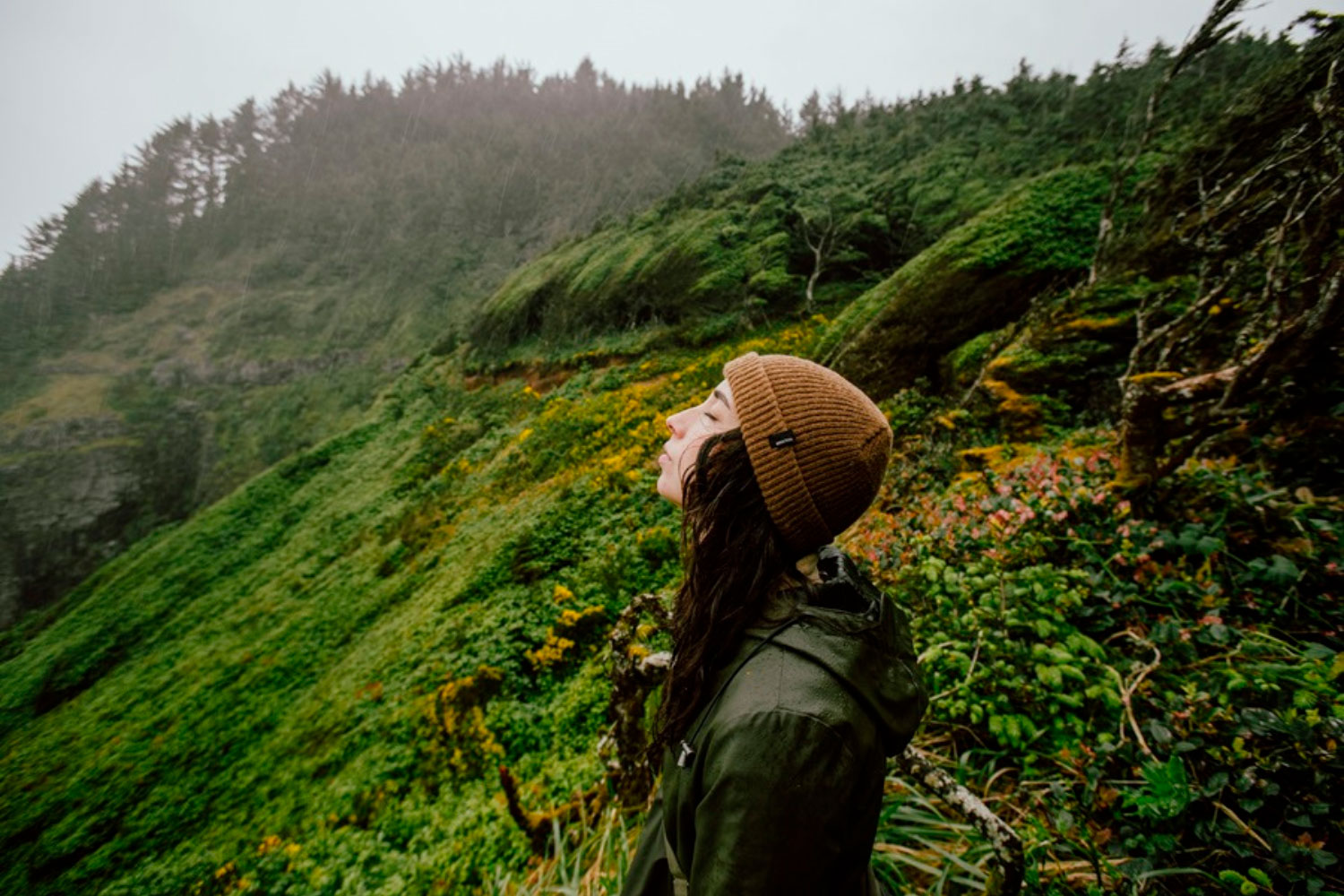 Mulher em motanha apreciando a vista