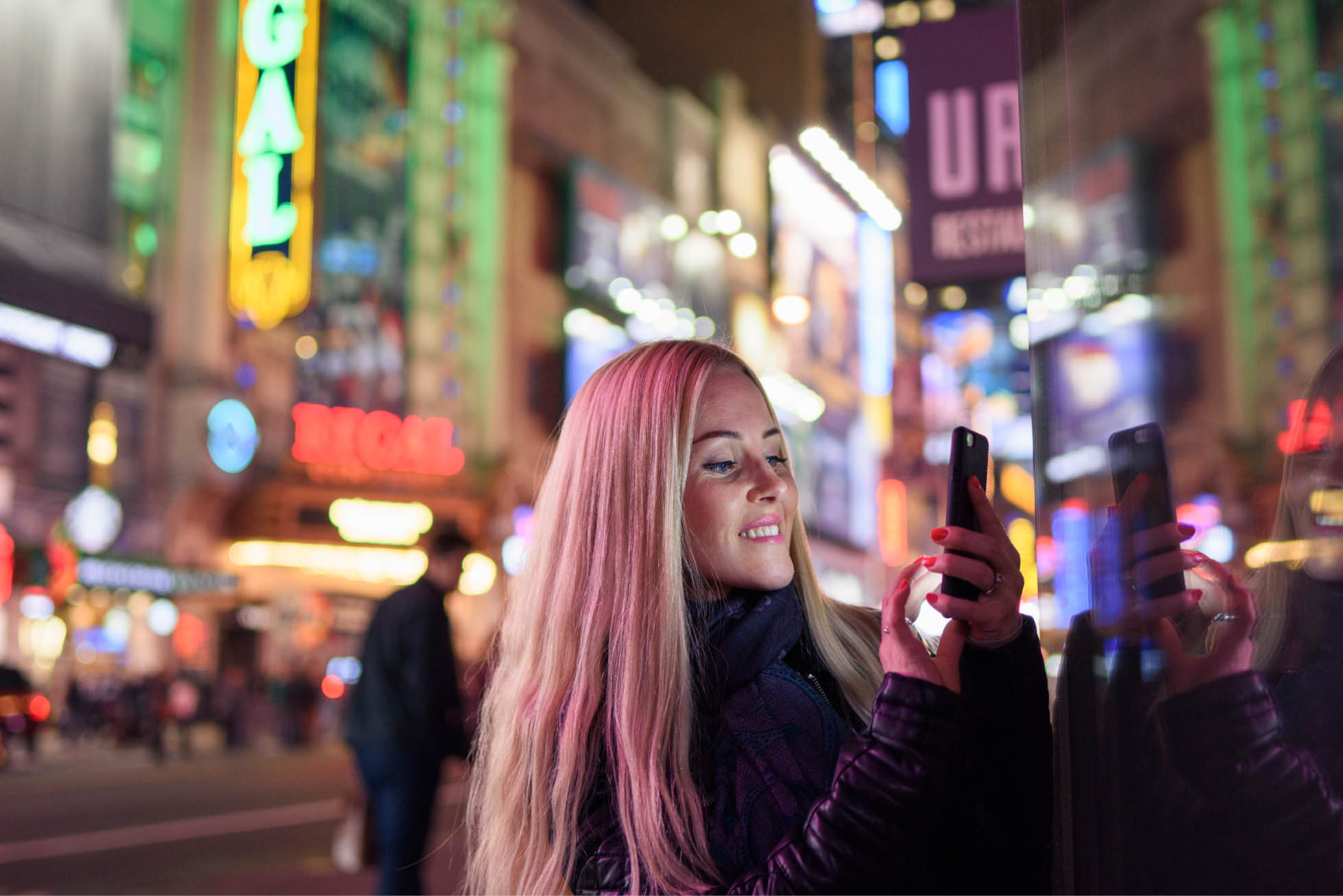 mulher de cabelo rosa na cidade