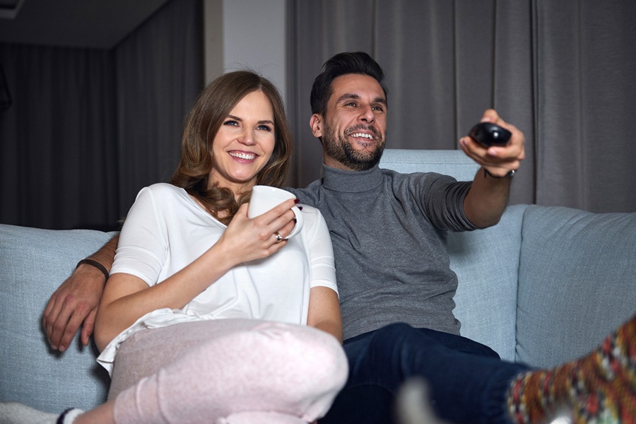 Ein Paar beim Fernsehschauen