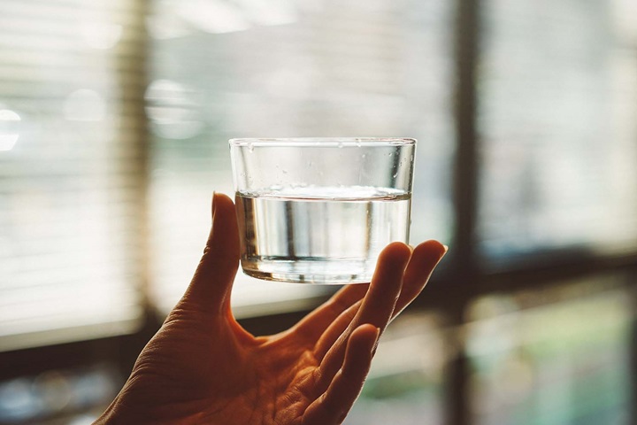 Ein Glas Mineralwasser, Photo by Manki Kim on Unsplash