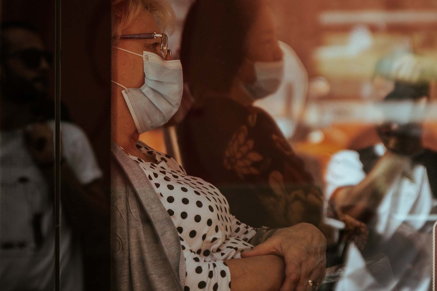 Frau mit Maske im Zug - Photo by Marco Testi on Unsplash