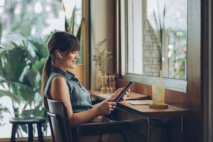 Frau mit Tablet