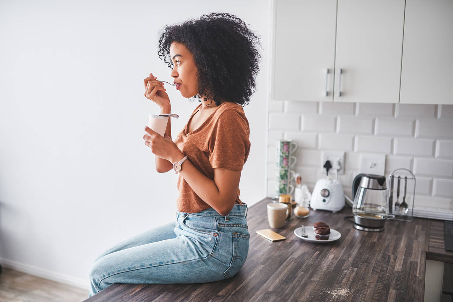 Joghurt essende Frau