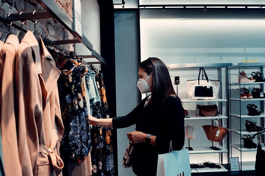 Mujer de compras con mascarilla