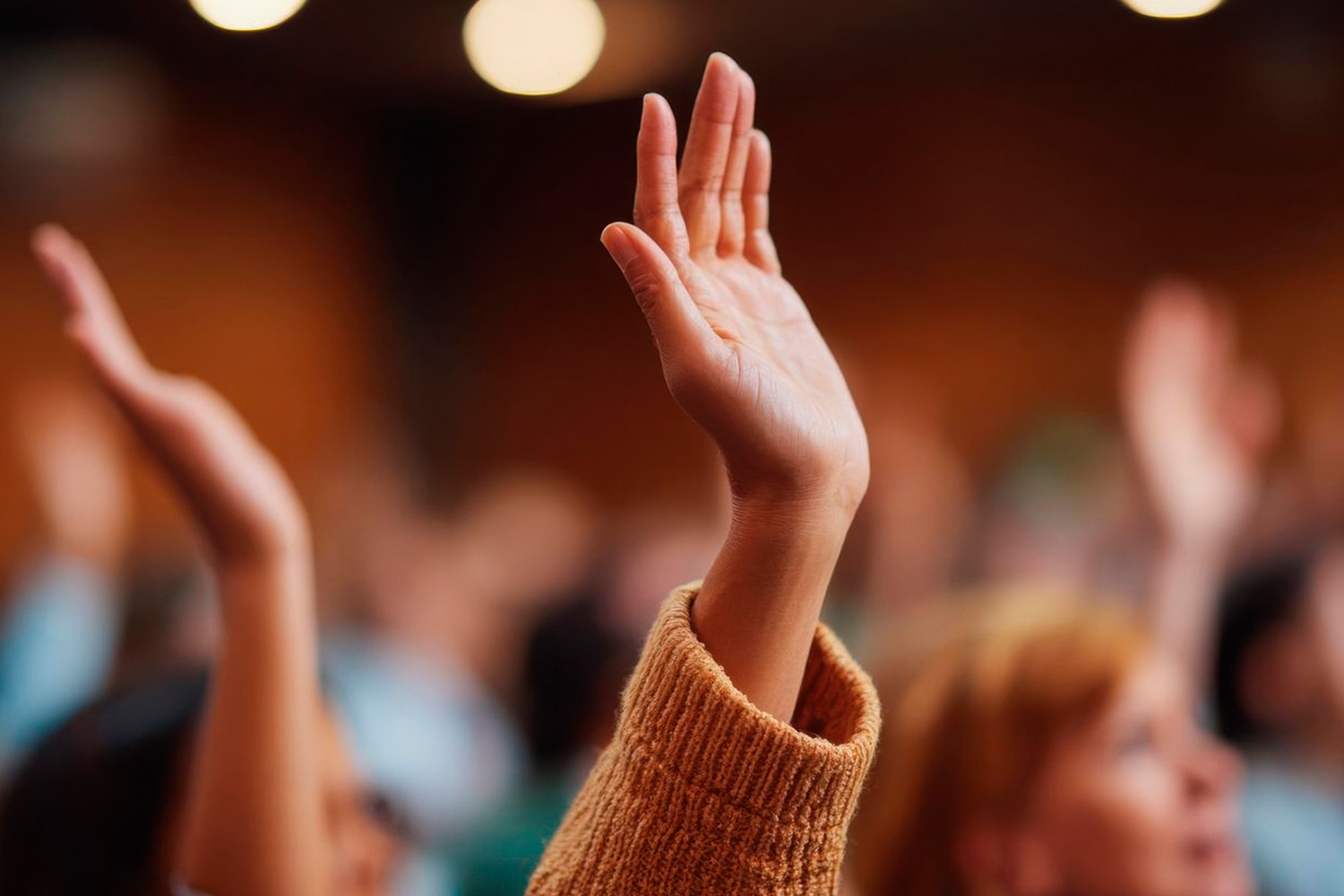 personas levantando la mano
