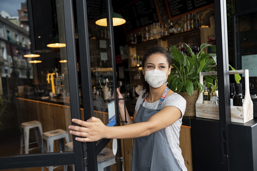 Dependienta con mascarilla