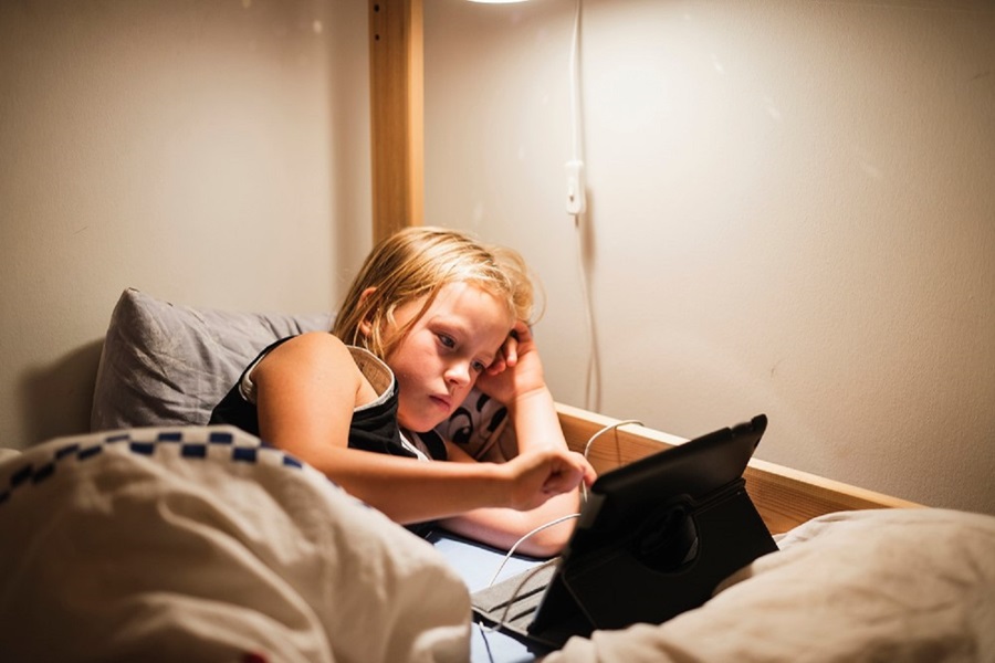 niña con tablet