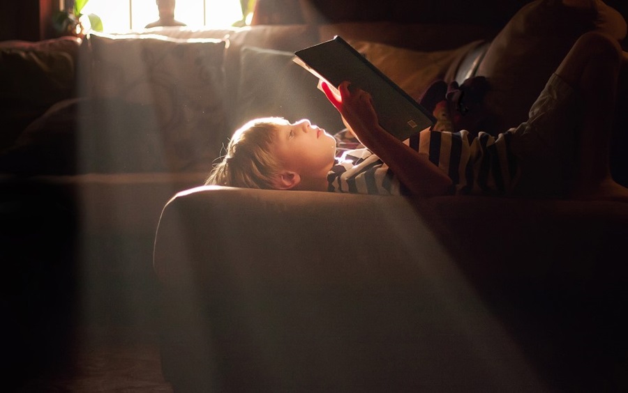 niño leyendo