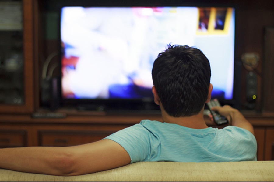 hombre mira televisión
