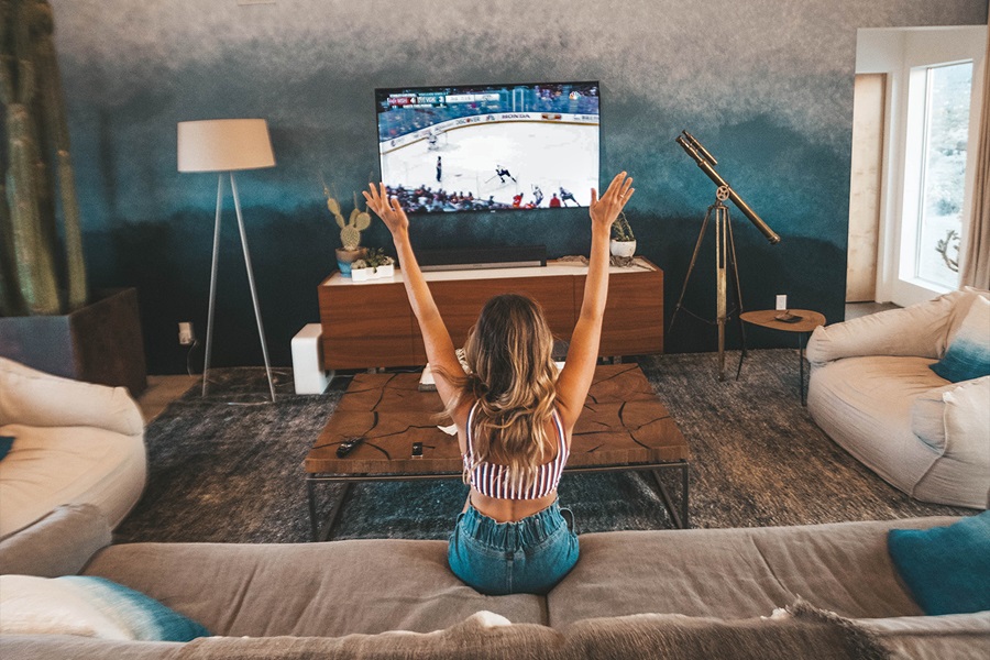 mujer mirando un partido de futbol