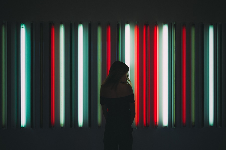 silueta de mujer en fondo iluminado