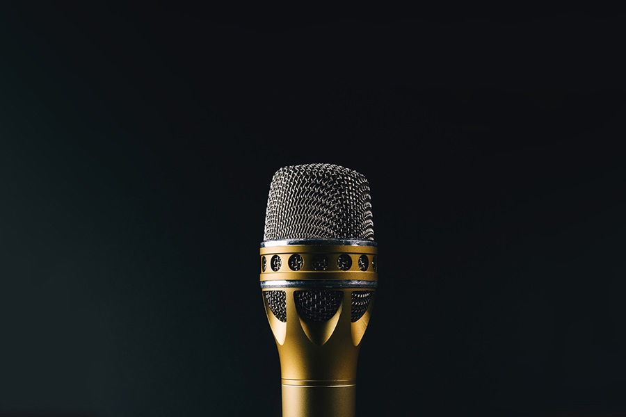 microfono con fondo negro