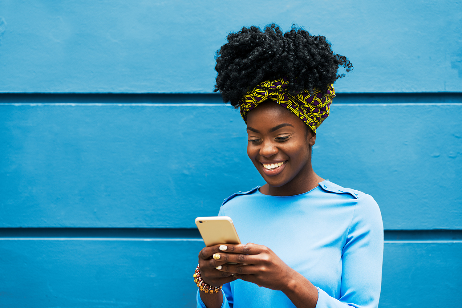mujer sonriente mirando el móvil