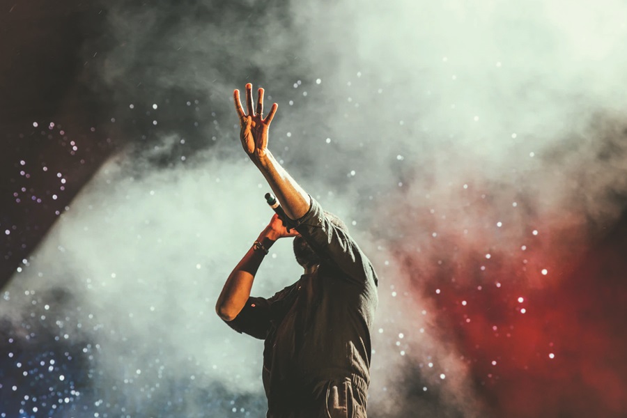 hombre cantando en un concierto