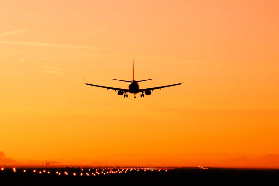 avión en amanecer