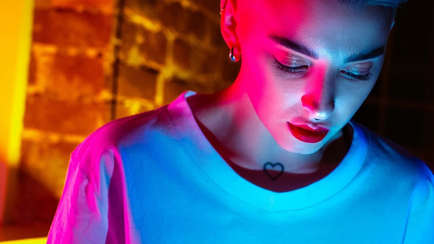 ragazza che guarda uno schermo