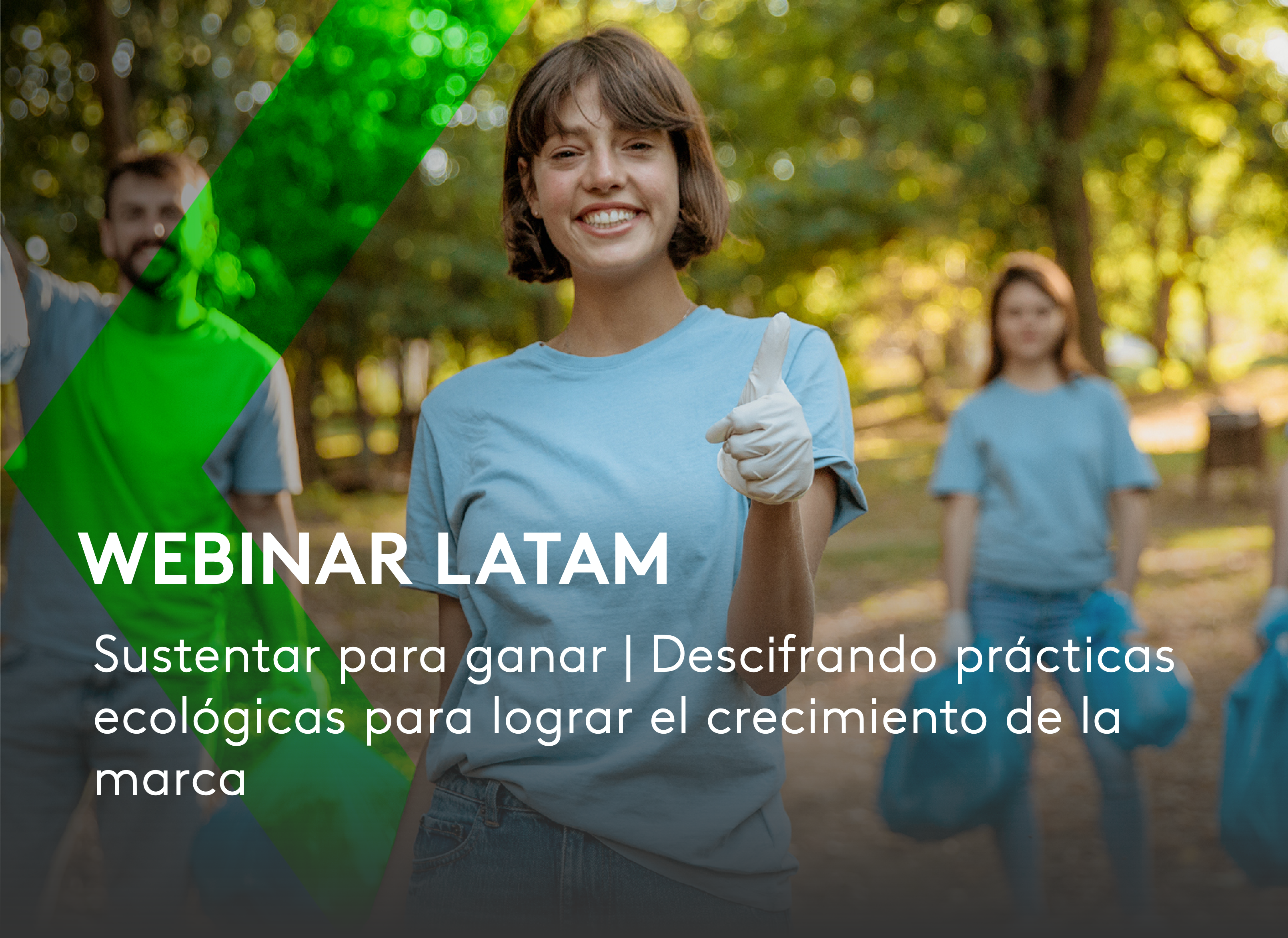 mujer mirando hacia atrás con una bolsa ecológica