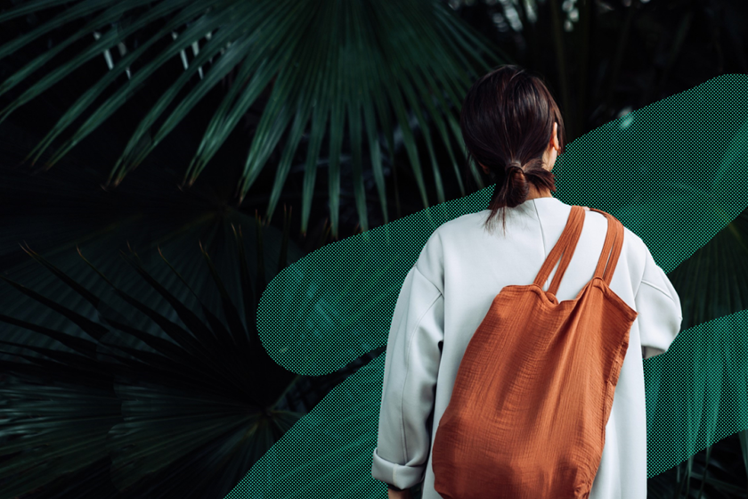 mujer mirando hacia atrás con una bolsa ecológica