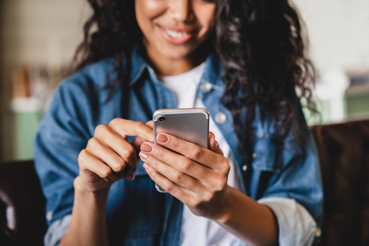 mujer y celular