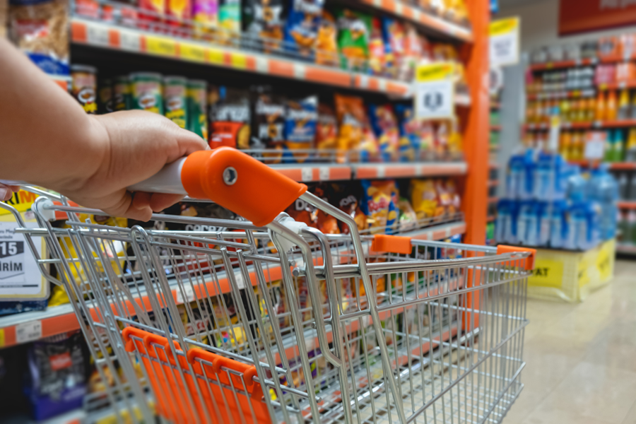 haciendo compras en supermercado