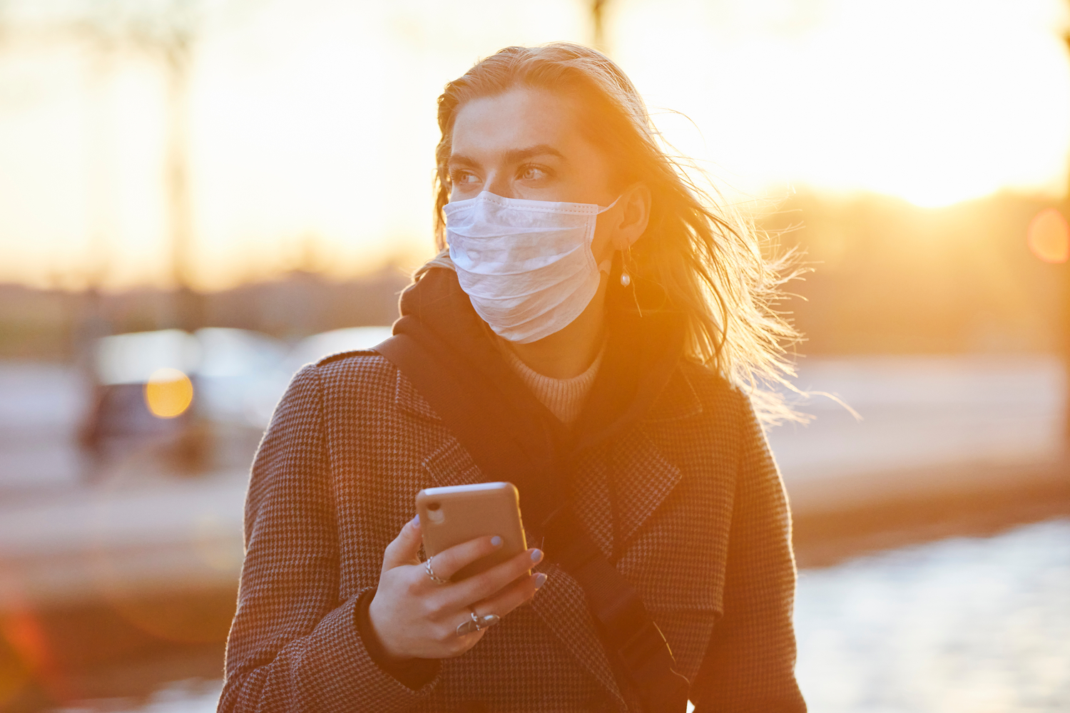 Mujer telefono tapabocas