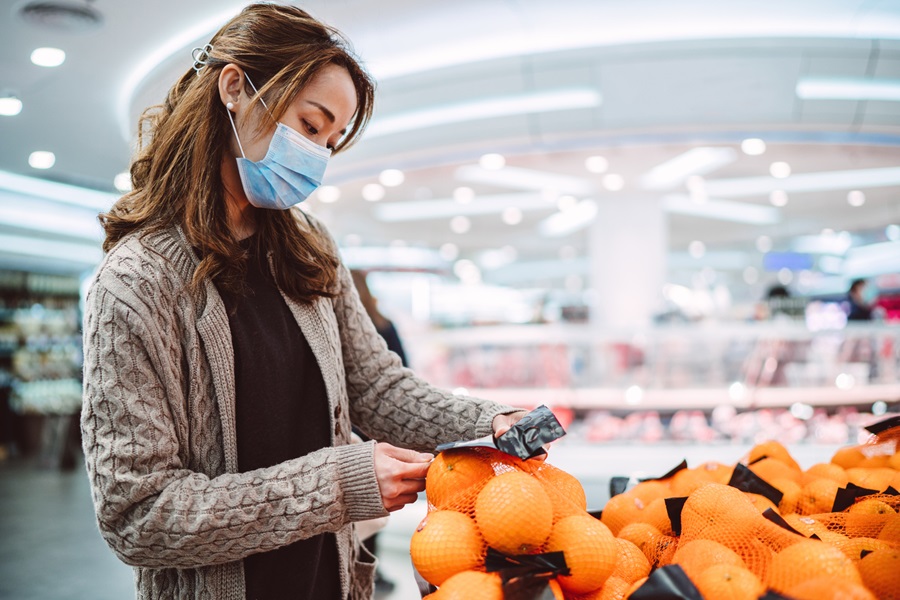mujer compra frutas super