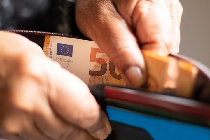 La incertidumbre del consumidor frustra a los gobiernos que apuntan a la recuperación económica