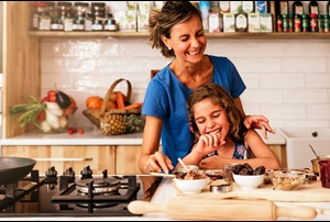 mama e hijo cocinando