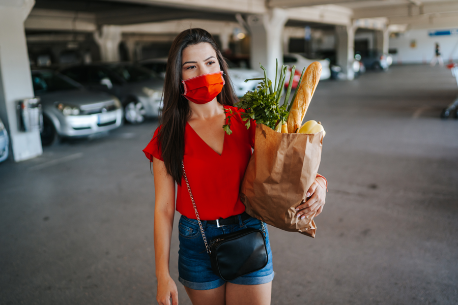 mujer comprando pan