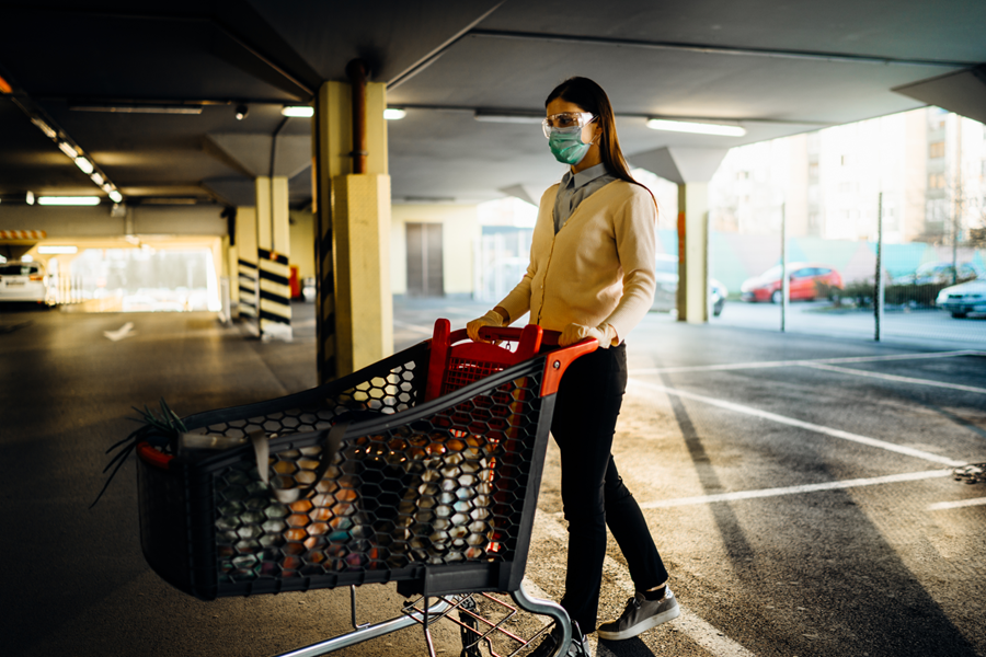 Imagen de mujer con carro de compras en estacionamiento