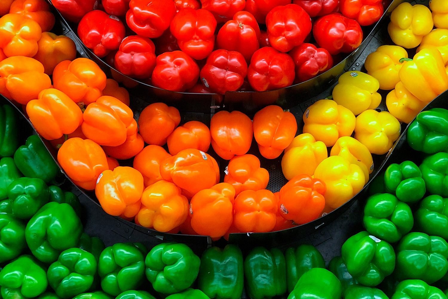 Mujer mayor comprando