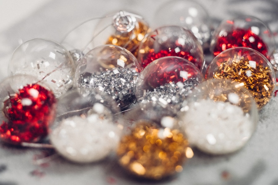 christmas baubles advert
